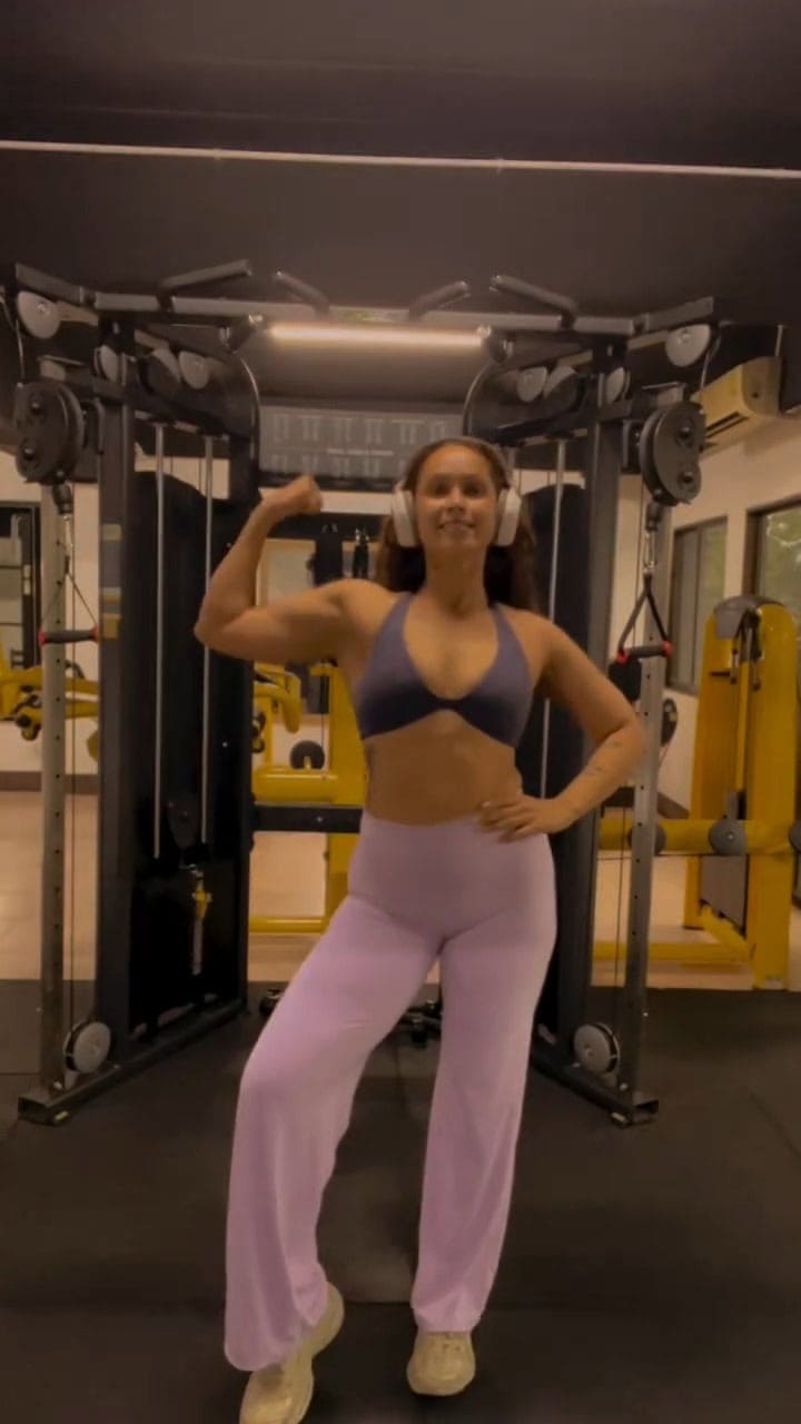 Faryal Mahmood Flaunts Her Curves Strength In Grueling Gym Session 
