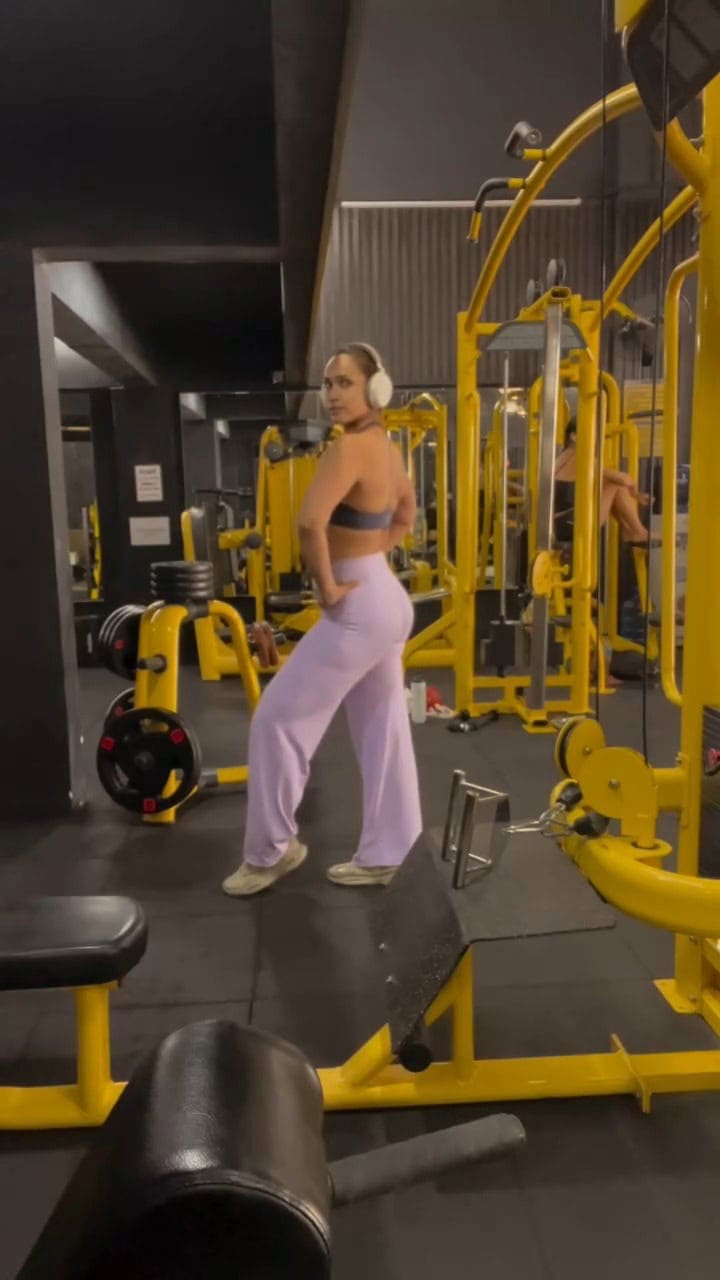Faryal Mahmood Flaunts Her Curves Strength In Grueling Gym Session 