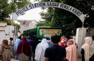 Green Bus Driver Rushes All Passengers To Police Station After Mobile Theft