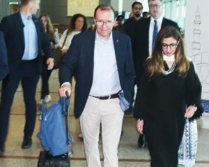 Norway Foreign Ministers Self Carried Luggage Has Pakistan Asking Who Really Needs Protocol
