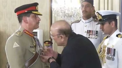 President Zardari Confers Nishan I Imtiaz Military On Gen Aamer Raza