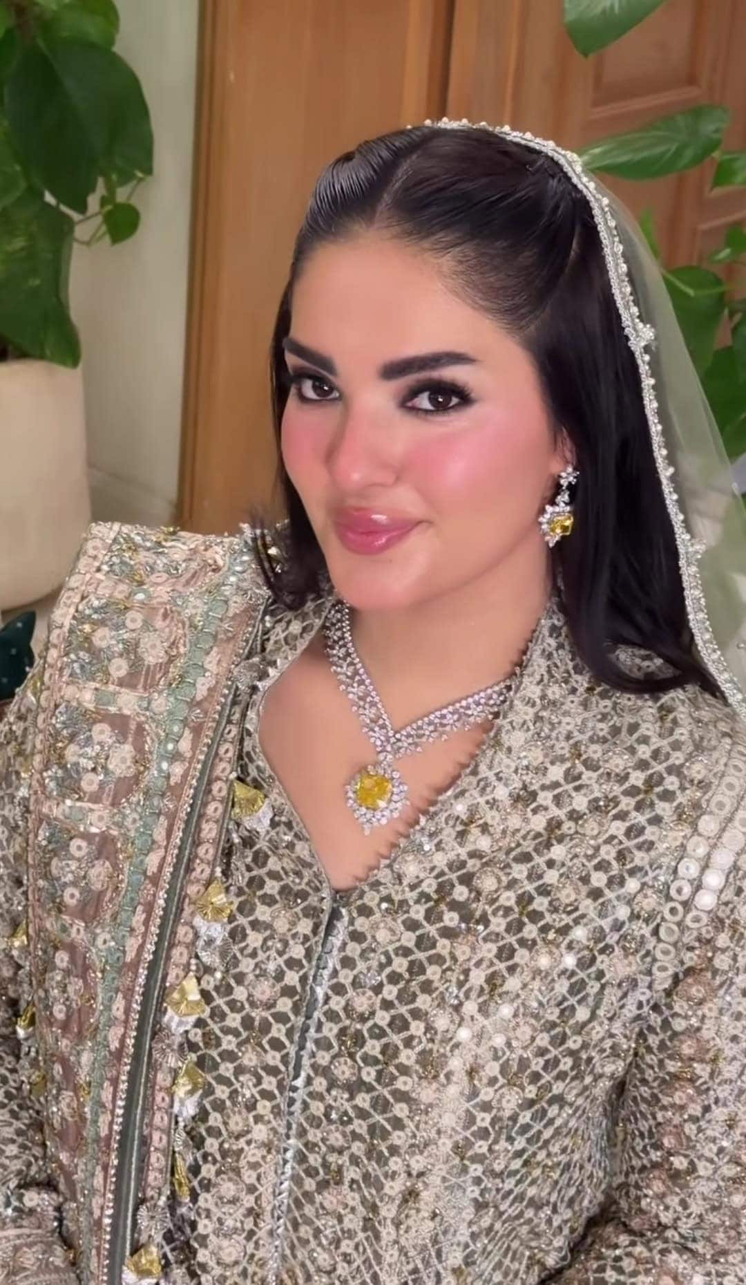 Did Mahnoor Safdars Daughter Mahnoor Wear Rs4 Billion Mouawad Le Soleil Necklace At Her Wedding 